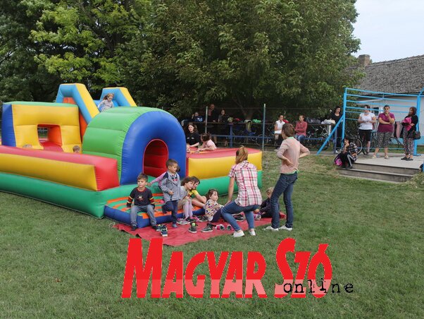 A gyerekeket légvár várta a családi napon (Lakatos János felvétele)