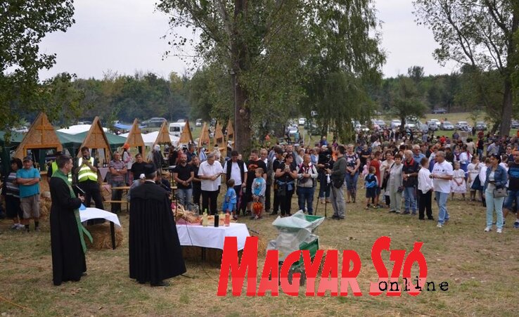 Tóth József plébános és Móricz Árpád lelkész megáldják az idei termést (Kazinczy Paszterkó Diana felvétele) Tóth József plébános és Móricz Árpád lelkész megáldják az idei termést (Kazinczy Paszterkó Diana felvétele)