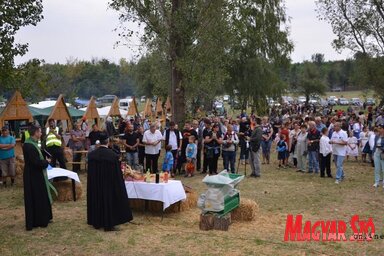 Tóth József plébános és Móricz Árpád lelkész megáldják az idei termést (Kazinczy Paszterkó Diana felvétele)
