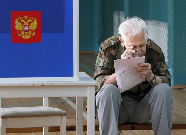 Szentpéterváron több szavazóhelyről számos panasz érkezett a választási bizottsághoz. A felvételen láthatón minden rendben zajlott (Fotó: Beta/AP)
