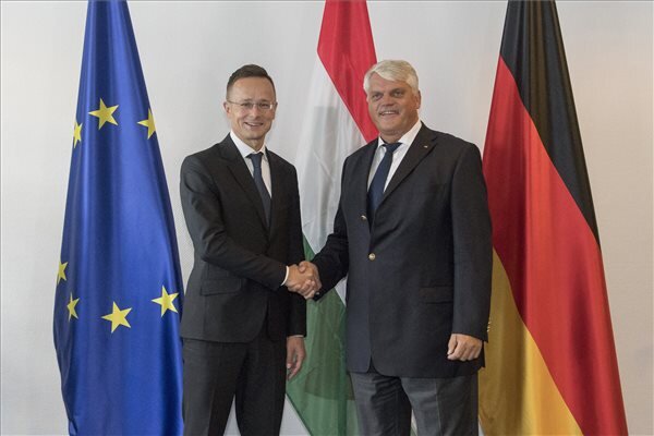 zijjártó Péter és Markus Grübel kormánymegbízott (Fotó: MTI) zijjártó Péter és Markus Grübel kormánymegbízott (Fotó: MTI)