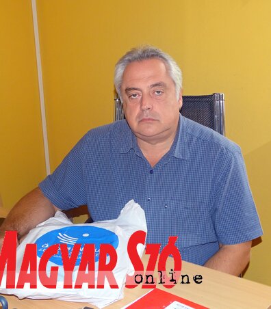 Sziveri Béla iskolaigazgató a tanszercsomaggal (Góbor Béla felvétele) Sziveri Béla iskolaigazgató a tanszercsomaggal (Góbor Béla felvétele)