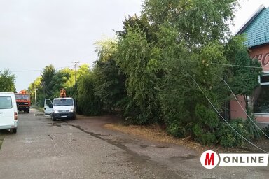 A villanyvezetékek visszahelyezése a Kossuth Lajos utcában (Lakatos János felvétele)