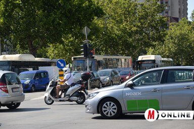 Fotóink tegnap délután, a pénteki csúcsforgalom idején készültek a Jaša Tomić és a Felszabadulás sugárutak kereszteződésénél (Fotó: Dávid Csilla felvétele)
