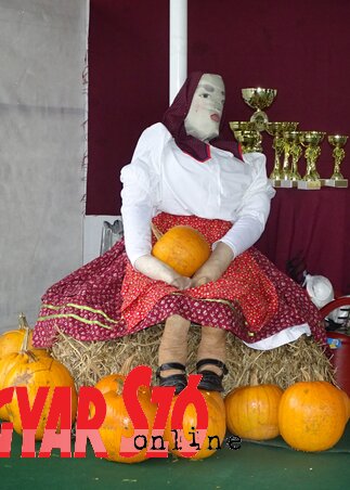 A tökfesztivál kabalája (Góbor Béla tavalyi felvétele) A tökfesztivál kabalája (Góbor Béla tavalyi felvétele)