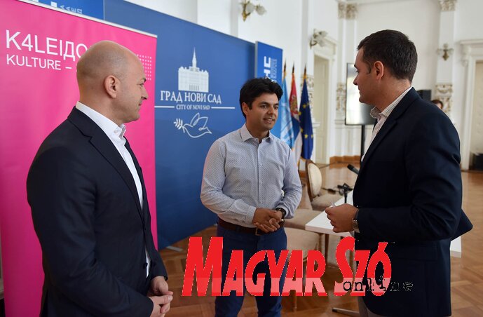 Robert Lakatoš középen, az önkormányzat képviselőinek társaságában. Örül annak, hogy szülővárosában léphet közönség elé (Ótos András felvétele)