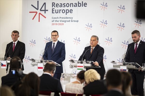 Andrej Babiš (b) cseh, Mateusz Morawiecki (b2) lengyel, Orbán Viktor (j2) magyar és Peter Pellegrini (j) szlovák kormányfő Prágában (Fotó: MTI)