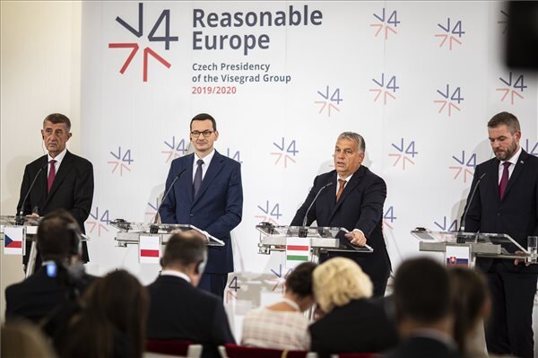 Andrej Babiš (b) cseh, Mateusz Morawiecki (b2) lengyel, Orbán Viktor (j2) magyar és Peter Pellegrini (j) szlovák kormányfő Prágában (Fotó: MTI) Andrej Babiš (b) cseh, Mateusz Morawiecki (b2) lengyel, Orbán Viktor (j2) magyar és Peter Pellegrini (j) szlovák kormányfő Prágában (Fotó: MTI)