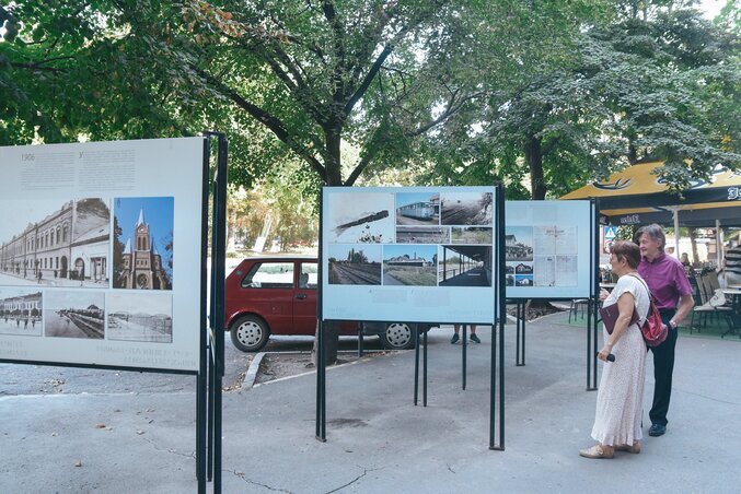 A kiállítás a zentai városháza kupolája mellett várja a látogatókat (Herédi Krisztián felvétele)
