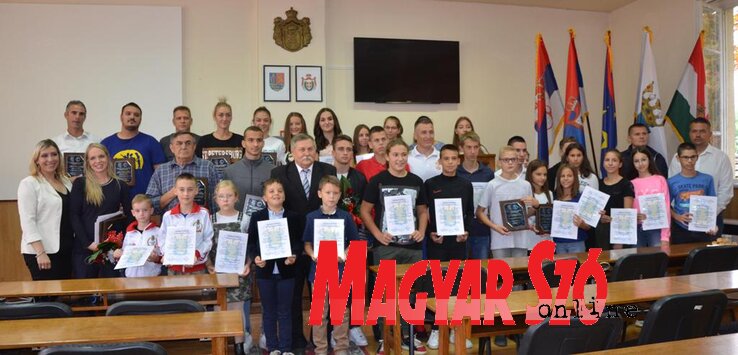 Topolya község legeredményesebb sportolói a 2018-as eredményeik alapján (Kazinczy Paszterkó Diana felvétele) Topolya község legeredményesebb sportolói a 2018-as eredményeik alapján (Kazinczy Paszterkó Diana felvétele)