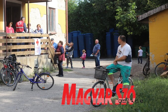 Háromszáz rászoruló kapott csomagot (Lakatos János felvétele)