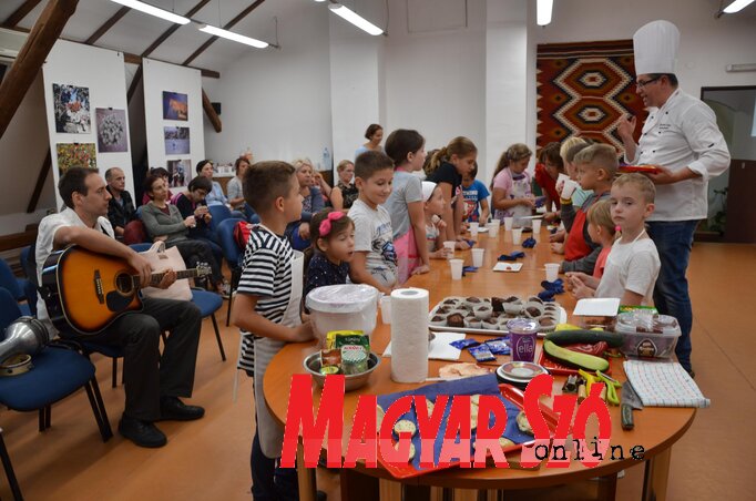 Mi fán terem a szakács? Paskó Csaba telt házas előadása gyerekeknek a topolyai könyvtárban (Kazinczy Paszterkó Diana felvétele)