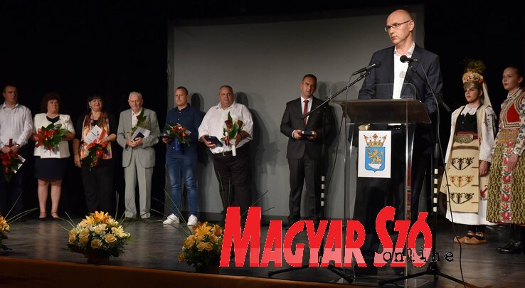 Topolya község idei kitüntetettjei nevében a Pro Urbe díjas, Zsemberi János mondott beszédet (Ótos András felvétele) Topolya község idei kitüntetettjei nevében a Pro Urbe díjas, Zsemberi János mondott beszédet (Ótos András felvétele)