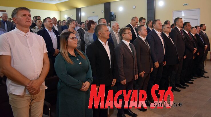 A díszülés vendégei a himnusz hallgatása közben (Ótos András felvétele) A díszülés vendégei a himnusz hallgatása közben (Ótos András felvétele)
