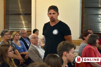 Tóth Péter Lóránt verszarándok. Nélkülözhetetlen felszerelése túrabakancsa, amelyben végiggyalogolja a 820 kilométeres utat (Ótos András felvétele)