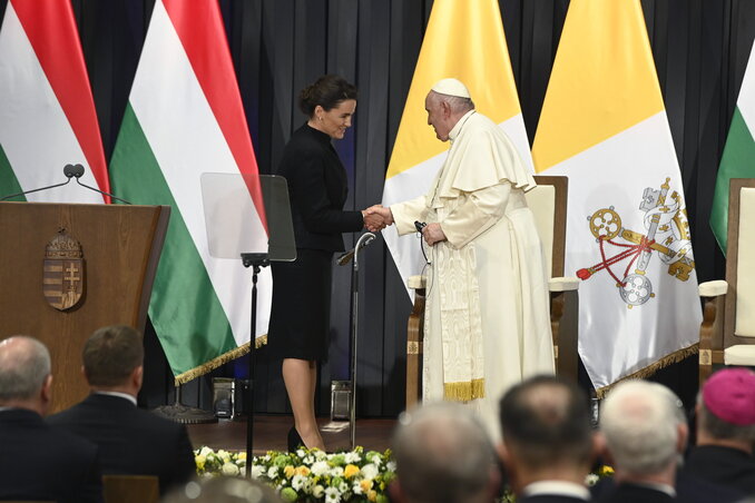 Novák Katalin köztársasági elnök és Ferenc pápa. Fotó: MTI/Koszticsák Szilárd Novák Katalin köztársasági elnök és Ferenc pápa. Fotó: MTI/Koszticsák Szilárd