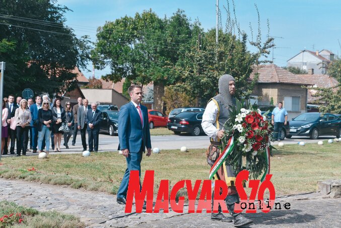 A miniszterhelyettes a zentai csata emlékművének megkoszorúzásakor(Herédi Krisztián felvétele) A miniszterhelyettes a zentai csata emlékművének megkoszorúzásakor(Herédi Krisztián felvétele)