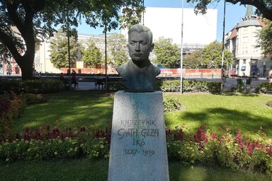 Csáth Géza mellszobra Szabadkán (Lukács Melinda felvétele)
