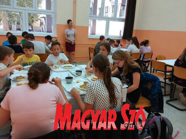 Az új ebédlőt is felavatták tegnap a programban résztvevő diákok (Fotó: Fehér Rózsa)