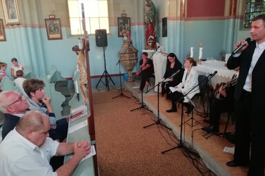 Rendkívül színvonalas műsorral tisztelegtek Tóth Péter Lóránt és Hajvert Ákos Radnóti-díjas versmondók valamint a Mécsvirág együttes a költő emléke előtt