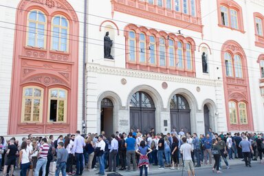 Tüntetők egy csoportja a Belgrádi Egyetem előtt (Beta/archív)