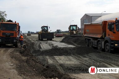 Az időjárás kedvez az útépítőknek (Fotó: Kecskés István)