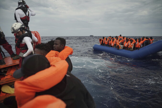 Migránsokat mentenek ki a tengerből a líbiai partok közelében (Fotó: Beta/AP)