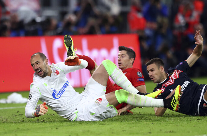 Lewandowski Borjan és Gobeljić gyűrűjében lőtte a bajorok második gólját (Fotó: Beta/AP)