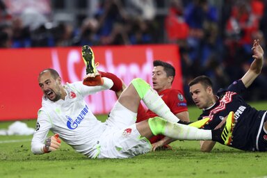 Lewandowski Borjan és Gobeljić gyűrűjében lőtte a bajorok második gólját (Fotó: Beta/AP)