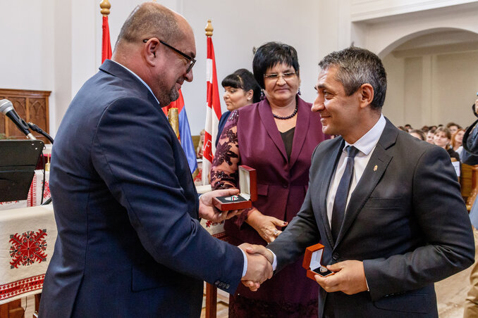 A díjat Brenzovics László, a KMKSZ elnöke nyújtotta át, középütt Orosz Ildikó áll (Fotó: MTI) A díjat Brenzovics László, a KMKSZ elnöke nyújtotta át, középütt Orosz Ildikó áll (Fotó: MTI)