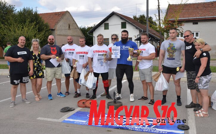 Az erős emberek nemzetközi topolyai vetélkedőjének 6 résztvevője és a szervezői (Kazinczy Paszterkó Diana felvétele) Az erős emberek nemzetközi topolyai vetélkedőjének 6 résztvevője és a szervezői (Kazinczy Paszterkó Diana felvétele)