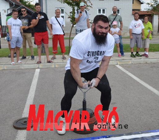 A kéz fogásának, illetve szorításának az erősségét először mutathatták meg a versenyzők a vidékünkön. A képen a topolyai verseny győztese, Saša Lampaš (Kazinczy Paszterkó DIana felvétele) A kéz fogásának, illetve szorításának az erősségét először mutathatták meg a versenyzők a vidékünkön. A képen a topolyai verseny győztese, Saša Lampaš (Kazinczy Paszterkó DIana felvétele)