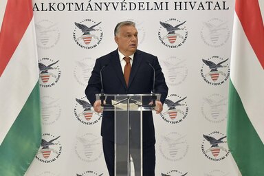 Orbán Viktor beszédét tartja (Fotó: MTI)