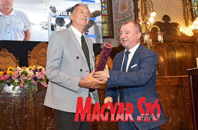 Nyers József átveszi a Pro Urbe-díjat Bunford Tivadartól, a városi képviselő-testület elnökétől(Gergely Árpád felvétele)