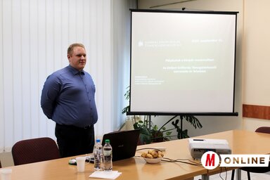 Czombos Bence előadás közben (Benedek Miklós felvétele)