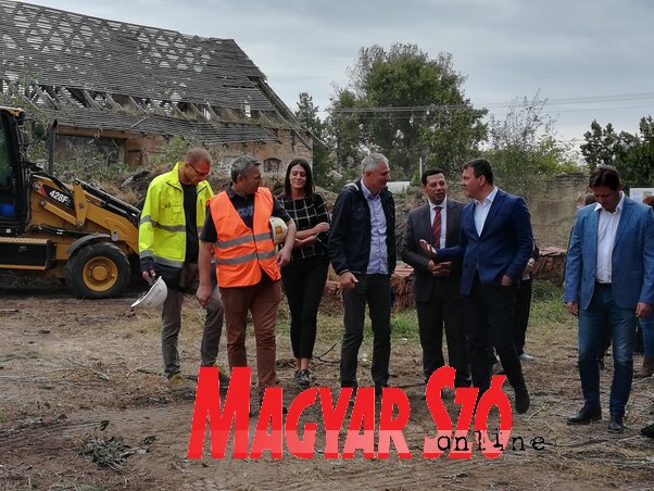 A tartományi kormányilletékesek terepszemlét tartottak (Fotó: Fehér Rózsa) A tartományi kormányilletékesek terepszemlét tartottak (Fotó: Fehér Rózsa)