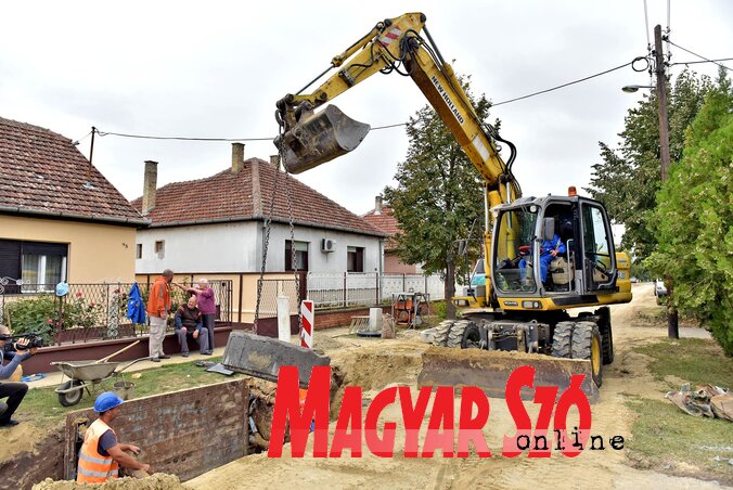 A Mácsvai utcában 400 méteres szakaszon bővítik a szennyvízhálózatot (Fotó: Gergely Árpád)