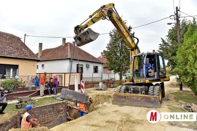 A Mácsvai utcában 400 méteres szakaszon bővítik a szennyvízhálózatot (Fotó: Gergely Árpád)