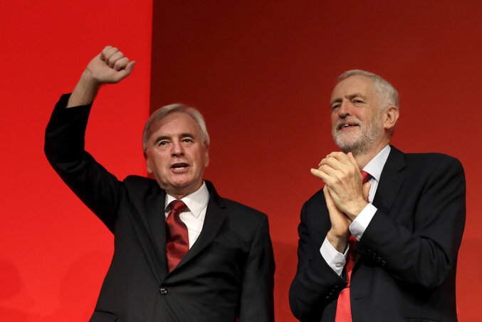 John McDonnell, a Labour árnyékkormányának vezetője nagy tapsot kapott beszéde után (az emelvényen Jeremy Corbyn) a brightoni kongresszus tegnapi vitanapján (Fotó: AP via Beta)
