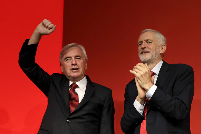 John McDonnell, a Labour árnyékkormányának vezetője nagy tapsot kapott beszéde után (az emelvényen Jeremy Corbyn) a brightoni kongresszus tegnapi vitanapján (Fotó: AP via Beta) John McDonnell, a Labour árnyékkormányának vezetője nagy tapsot kapott beszéde után (az emelvényen Jeremy Corbyn) a brightoni kongresszus tegnapi vitanapján (Fotó: AP via Beta)