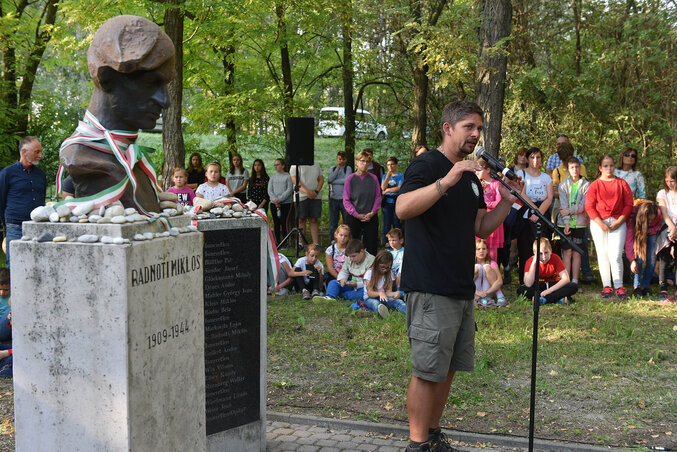 Tóth Péter Lóránt az abdai emlékmű előtt mesélt a 820 kilométeres útról
