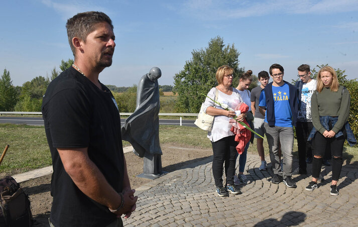 Melocco Miklós szobra Győr és Abda között áll