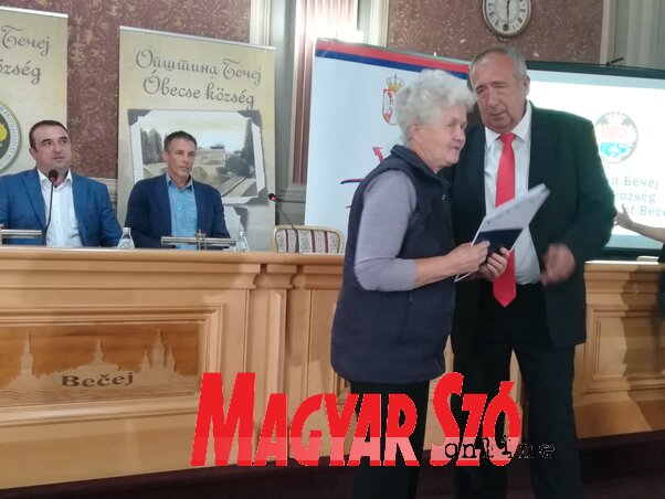 A nyertesek tegnap vehették át a szerződésüket a részükre megvásárolt házakról (Fotó: Fehér Rózsa)