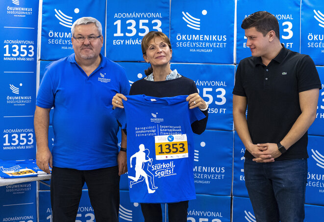 Gyurta Dániel átveszi az 1353-as adományvonalat jelképező rajtszámát Lévai Anikótól és Gerevich Jánostól (Fotó: MTI) Gyurta Dániel átveszi az 1353-as adományvonalat jelképező rajtszámát Lévai Anikótól és Gerevich Jánostól (Fotó: MTI)