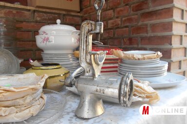 Húsdaráló, étkészlet, kerámiatál: a garázsvásárokon mindent megtalálhatunk (Gruik Zsuzsa felvétele)