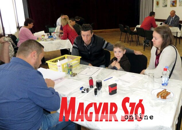 Az érdeklődés folyamatos (Fotó: Kecskés István) Az érdeklődés folyamatos (Fotó: Kecskés István)