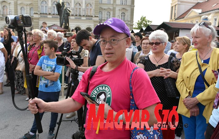 Újvidék belvárosában, de most már a lakónegyedekben is, lépten-nyomon turistacsoportokba botlunk. Egyértelműen kínaiakból van a legtöbb, hatalmas fényképezőgépekkel, kalappal a fejükön bámészkodnak. A külföldi vendégrendőrök alkalmazásának ötlete nem új, a mogyoródi Hungaroringről például osztrák zsaruk viszik el a részeg, németül handabandázó turistákat (Ótos András felvétele)