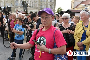 Újvidék belvárosában, de most már a lakónegyedekben is, lépten-nyomon turistacsoportokba botlunk. Egyértelműen kínaiakból van a legtöbb, hatalmas fényképezőgépekkel, kalappal a fejükön bámészkodnak. A külföldi vendégrendőrök alkalmazásának ötlete nem új, a mogyoródi Hungaroringről például osztrák zsaruk viszik el a részeg, németül handabandázó turistákat (Ótos András felvétele)
