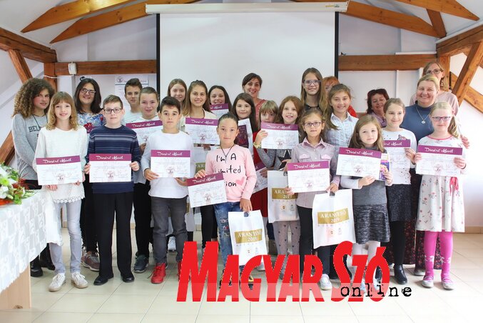 Az Aranyeső résztvevői, szervezői és zsűrije (Lakatos János felvétele)