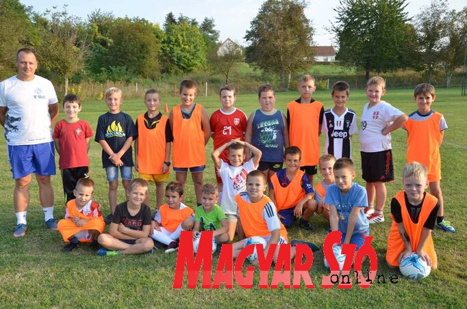 A bácskossuthfalvi Sloboda Labdarúgóklub reménységei (Kazinczy Paszterkó Diana felvétele) A bácskossuthfalvi Sloboda Labdarúgóklub reménységei (Kazinczy Paszterkó Diana felvétele)